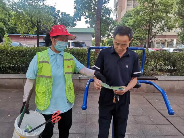 东湖新技术开辟区豹澥街分类专班黄金堂社区开展清洁家园活动