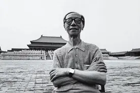 乾隆七世孙自称有帝王相，公开穿龙袍祭祖，日常穿明黄服饰图片