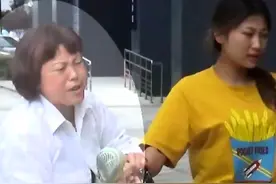 再婚母亲将女儿赶出家门，后想卖掉女儿房子治病，女儿：真没良心图片