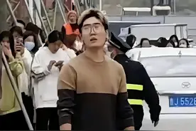 “为爱冲锋的勇士”女友再回应，依然不思悔改，女方的学校被连累图片