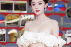 微博之夜谁最敢穿？这几位女星争鲜斗艳，深V、吊带、露满背图片