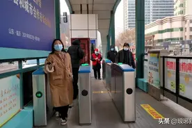 临沂免费公交第一天 点赞声、感谢声不绝于耳图片