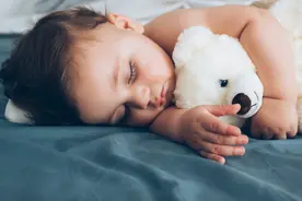 宝宝睡觉爱滚来滚去，除了热，还有其他“苦衷”？注意这5种迹象图片