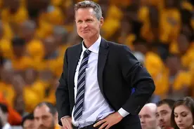 格林向科尔炫耀有4个冠军，后者直接说我有9个，追梦一脸尴尬图片