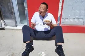 胖东来老板带员工旅行，照片被曝光，网友：你就是这么当老板的？图片