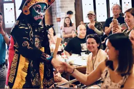 大快人心！无知外国网友质疑中国对游客是否安全，不料被疯狂打脸图片