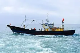 2018年中国渔民公海发现一游轮，船上没人却有食物，船长身份成谜图片