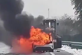 男子驾车追尾铲雪车致父亡母重伤，被判主责面临刑事追责申请复核；律师：平地机司机和高速方也应担责图片