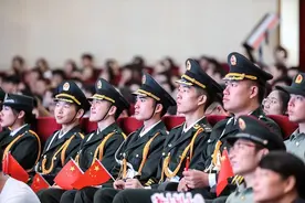 在部队当兵，是士官好还是军官好呢？图片