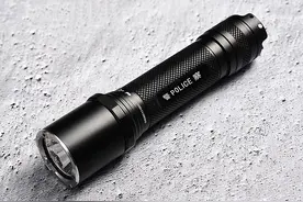 警用强光手电筒性能核心指标，LED警用强光手电性能要求图片