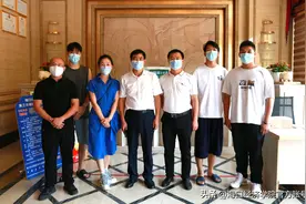 海口经济学院校领导带队走访校外集中住宿酒店慰问师生图片