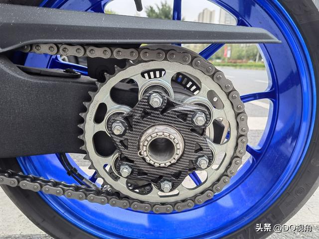 给力，国产高配仿赛摩托飞鹰RM35详解，双缸动力配鲍鱼卡钳