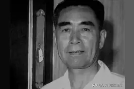 躺在病床上的周恩来总理，还想再看一次《长征组歌》图片