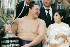 日本相扑国技，为何深受少女的喜欢？连给他们洗头的工作都抢手？图片