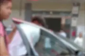 女子带7岁女儿在前夫婚礼要抚养费 律师：支付抚养费是义务 不给看孩子也不行图片