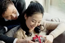 我真该死！那一夜不小心错上了朋友妻子的床，你说难堪不难堪？图片