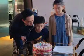 汪小菲为儿子庆生曝光子女正脸！小玥儿太像大S，姐弟俩面无笑容图片