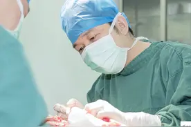 【有此医说】点阵激光治疗 成功修复18岁小伙的“月球脸”图片