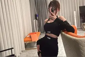 腐团儿穿健身衣搭配丝袜，余霜健身展现小蛮腰，小钰才是真的绝图片