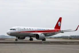 首次使用可持续航空燃料飞行 川航接收新客机抵蓉图片