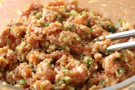 做饺子馅时要朝同一个方向搅拌吗？为什么？| No.396图片