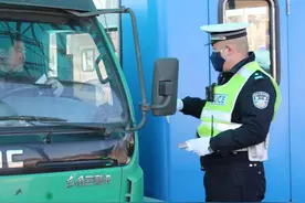 英模父亲因公殉职4年后，女儿重启警号！图片