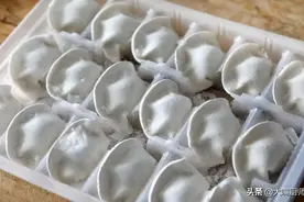 煮冻饺子，有人用开水有人用冷水，都错了！记住4点，好吃不破皮图片