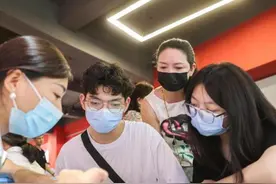 张雪峰劝告江浙沪考生，留在南方更好，尽量不要报考东北那边大学图片