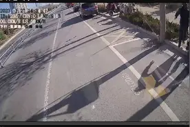 点赞！路遇小屋失火，公交驾驶员秒变“救火侠”图片