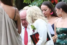 91岁默多克赴外孙女婚礼，邓文迪女儿陪伴，电邮通知超模妻子离婚图片