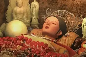 1972年，内蒙出土康熙女儿墓，穿龙袍240年不腐，陪葬品价值过亿图片
