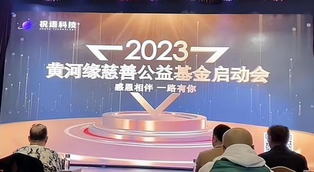 毕福剑现身网红聚会，跷二郎腿叼烟没人理，网友：太把自己当回事