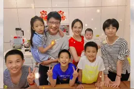 于震晒全家福庆47岁，爱妻怀抱婴儿被怀疑生6胎，承认有很多孩子图片