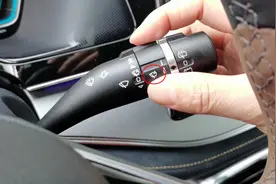 汽车自动雨刷太好用了，很多司机都不会用，简直是白白浪费图片