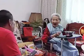 “我是你姐姐吧”99岁老母亲认错人，儿子的反应令人暖心图片