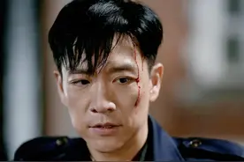 《暗夜与黎明》冯兵：当兵16年，演老默出圈，40岁不婚只孝顺父母图片