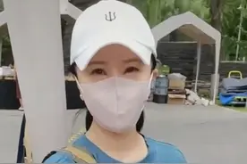 付笛生与妻子现身集市无人识，购买帆布包一个359元，惨遭被宰图片