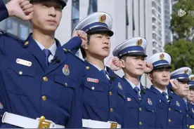 一往无前的蓝：秦霄贤为了不睡乱被子蹭魏大勋被子一起盖图片