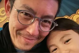 陈冠希带孩子逛游乐园！两人合照太温馨，女儿穿公主裙颜值高图片