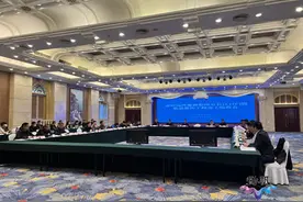 江苏扬州：京杭运河施桥船闸至长江口门段航道整治工程通过交工验收图片