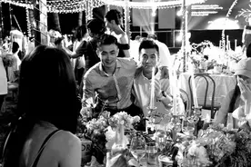 好兄弟！赵继伟结婚，坐郭艾伦大腿上喝酒，主持人：两人喝到最后图片