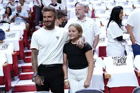 贝克汉姆带女儿看NBA，10岁小七肚子赘肉明显，和48岁妈妈反差大图片