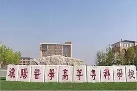 3名女大学生翻墙，外出吃烤肉感染被谴责，评论区开始“打拳”图片