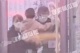 明道一家三口外出聚餐，霸总变奶爸全程带娃，妻子紧跟身旁显温馨图片