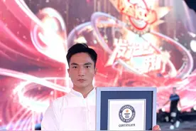 商丘小伙飞牌绝技再创吉尼斯世界纪录图片