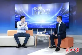 市第一医院甲乳外科主任赵建国做客“周医见”直播间，现场亮出会做手术的“金手指”图片