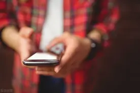 南昌一男子吃早餐时“顺手牵羊”盗走一部手机被拘图片