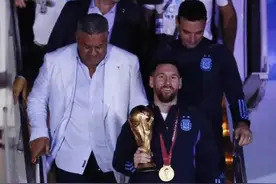 阿根廷足球队夺冠，国内200万人上街庆祝，20万球迷到机场迎接图片