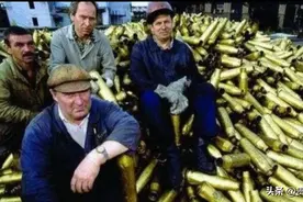 乌克兰百姓捡炸弹壳能卖4.5万一吨，每天要捡好几吨图片