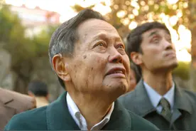 杨振宁：“我的后半生奉献给了祖国。”图片